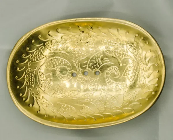 Handcasted solid brass soap dish with fine details - Image 9