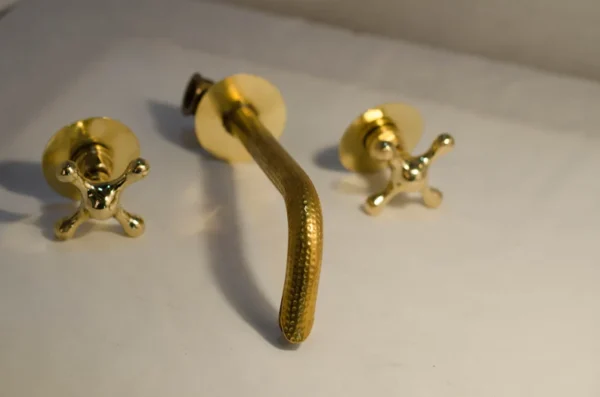 Bathroom sink faucet with an unlacquered brass design, wall-mounted - Image 4