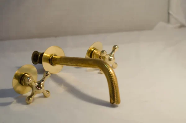 Bathroom sink faucet with an unlacquered brass design, wall-mounted - Image 2